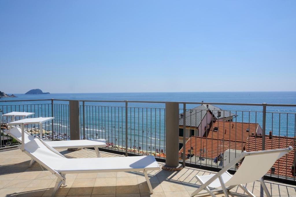 Hotel Enrico Алассио Экстерьер фото